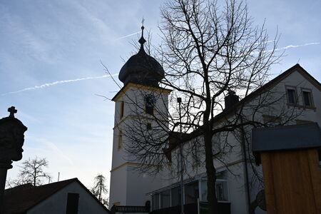 Gernach Kirche mit Dorfplatz